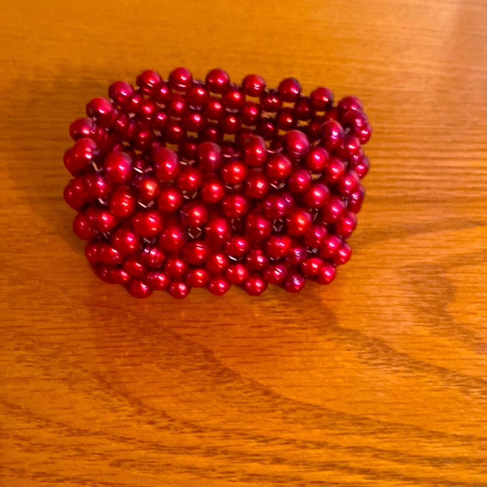 Pearl stretch bracelet in excellent condition with crimson beads